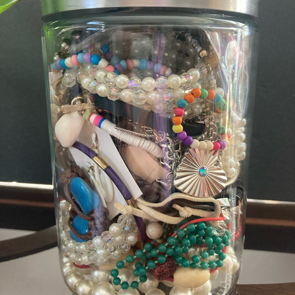 40 PCS. Assortd Mystery Jewelry Jar. Beads & Pearls. Beaded Bag Included. - Picture 6 of 13